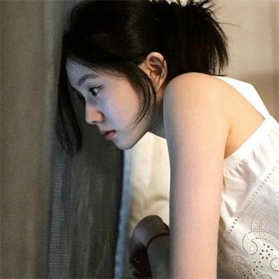 草地上的男人